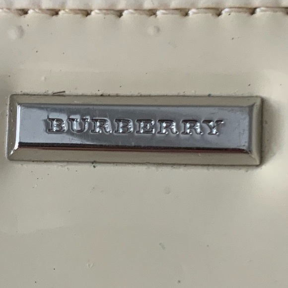 BURBERRY Authentic Patent Leather Cream White Large Zip Around Women’s Wallet - Picture 2 of 16